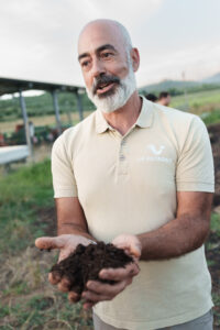 Edmondo mostra il compost che La Petrosa crea dagli scarti della loro lavorazione agricola, raccontando dei benefici della loro agricoltura circolare e a zero impatto ambientale.