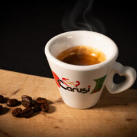 Caffè Artigianale in Cialda O in Capsula Torrefatto in Italia. Il Caffè a Casa Come La Bar. Un Espresso Cremoso Dal Gusto Intenso E Un'aroma Ricco.