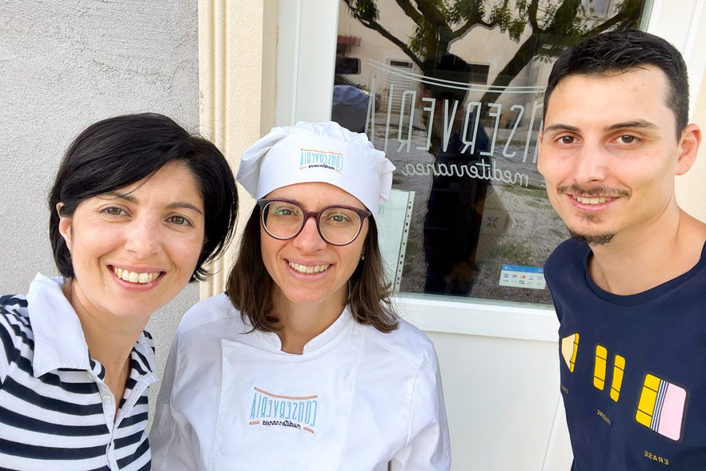 Selfie con Rosi mele e i Fork in Travel Carmenita e Valerio presso il suo laboratorio di conserve di frutta e verdura artigianali