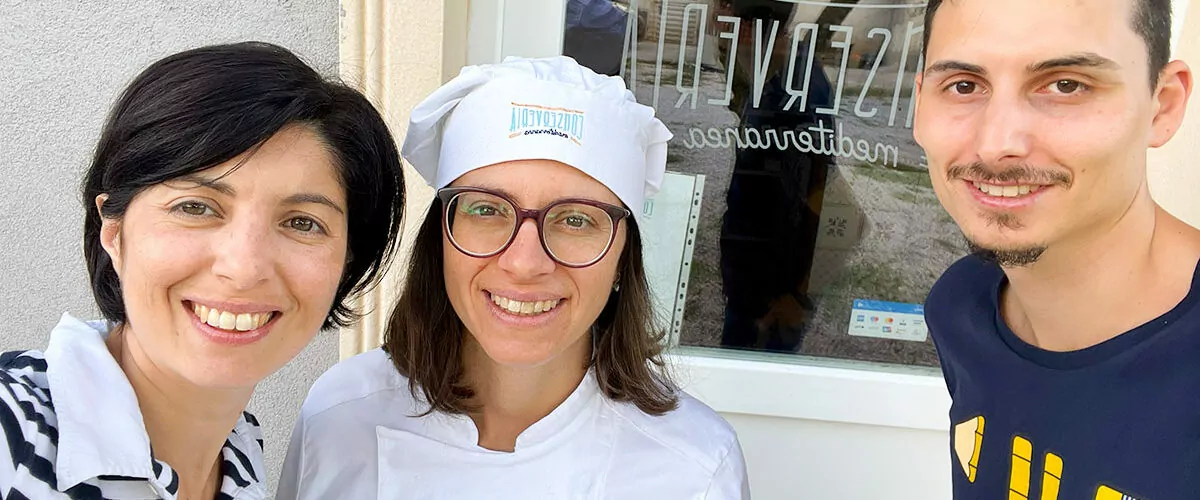 Selfie Con Rosi Mele E I Fork in Travel Carmenita E Valerio Presso Il Suo Laboratorio Di Conserve Di Frutta E Verdura Artigianali