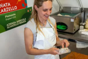 Renata mentre confeziona i nostri formaggi