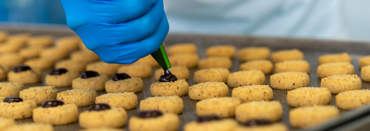 Immagine dimpostrativa della lavorazione trdizionale dei Baci di Dama Valerio Volpe Pasticceria e Sfizi